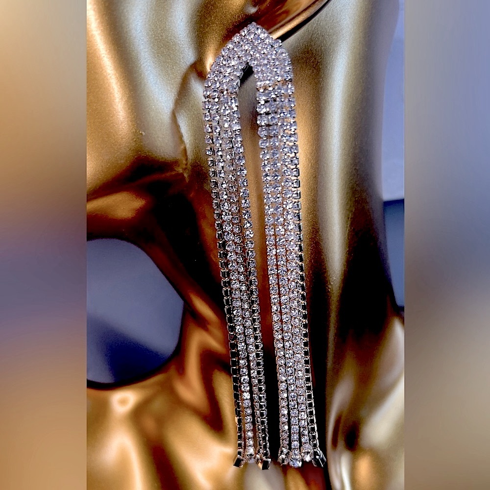 NOIR RHINESTONE DANGLE EARRiNGS